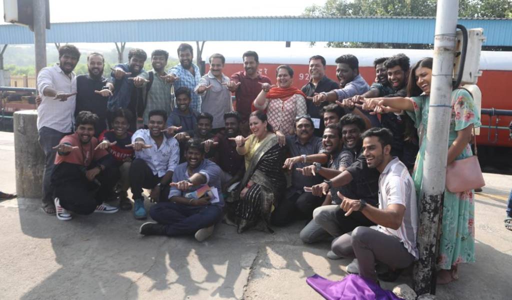 பிளாக் ஷீப் டிவிக்காக ரயில் வண்டியில் ஸ்டிக்கர்ஸ்