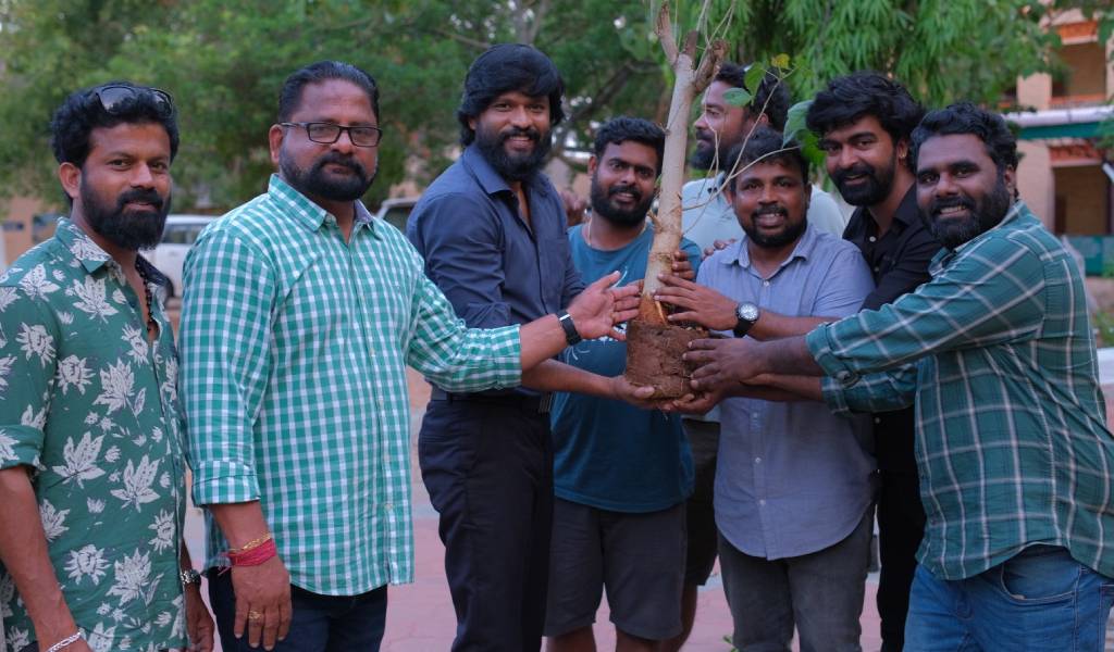 “கட்டிஸ் கேங்” படக்குழுவினருடன் மரக்கன்றுகள் நட்ட சௌந்தரராஜா!