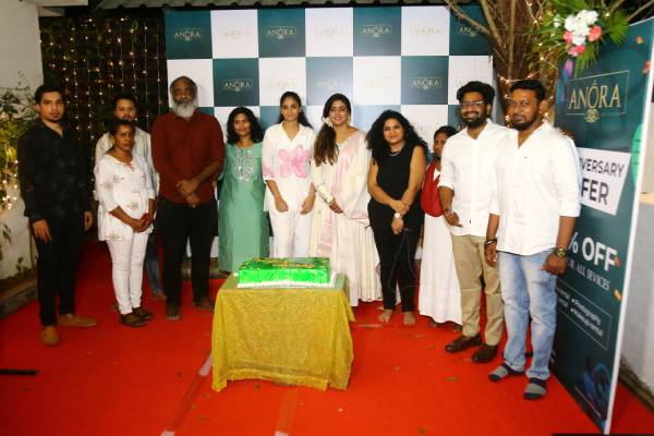 அனோரா ஸ்டூடியோவிற்கு விழா கொண்டாடிய இனியா