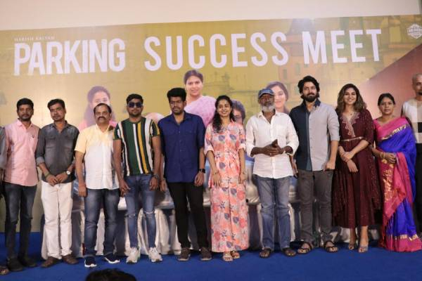 இயக்குனருக்கு தங்க காப்பு அணிவித்த ஹரீஷ் கல்யாண்