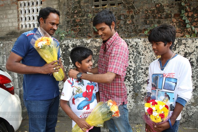 ‘காக்கா முட்டை’ குழுவினருக்கு தனுஷ் பாராட்டு…