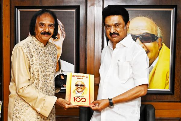 முதல்வர் வெளியிட்ட ‘கலைஞர் 100’ புத்தகம்