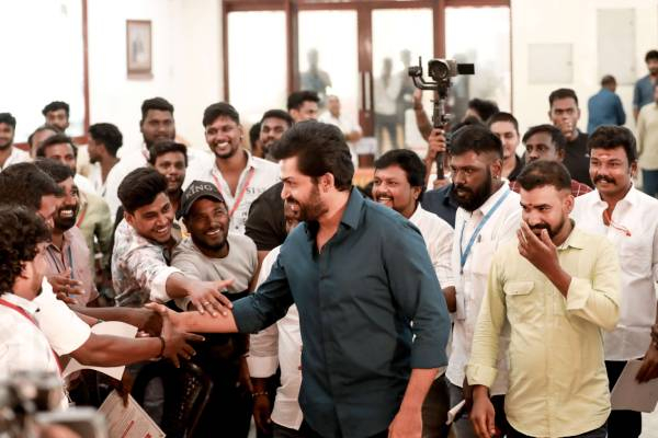 இரத்த தானம் செய்த ரசிகர்களை நேரில் அழைத்து பாராட்டி, விருந்தளித்து மகிழ்ந்த நடிகர் கார்த்தி