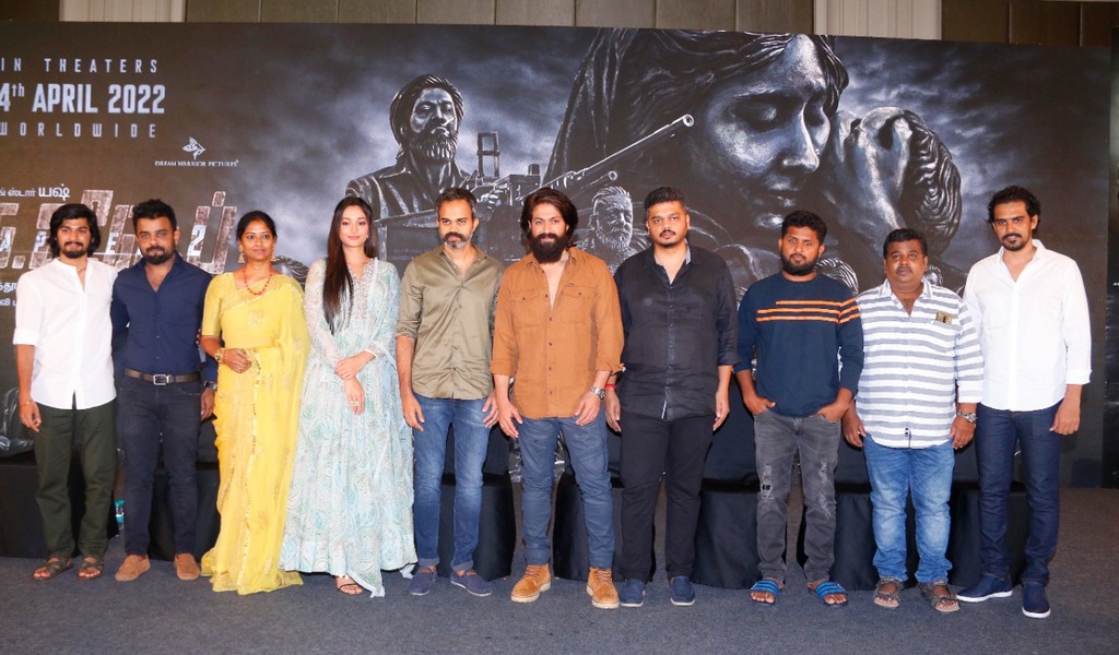 ‘கேஜிஎப்’ படங்களைத் தோளில் சுமந்தவர் யஷ் – இயக்குனர் பிரசாந்த் நீல்