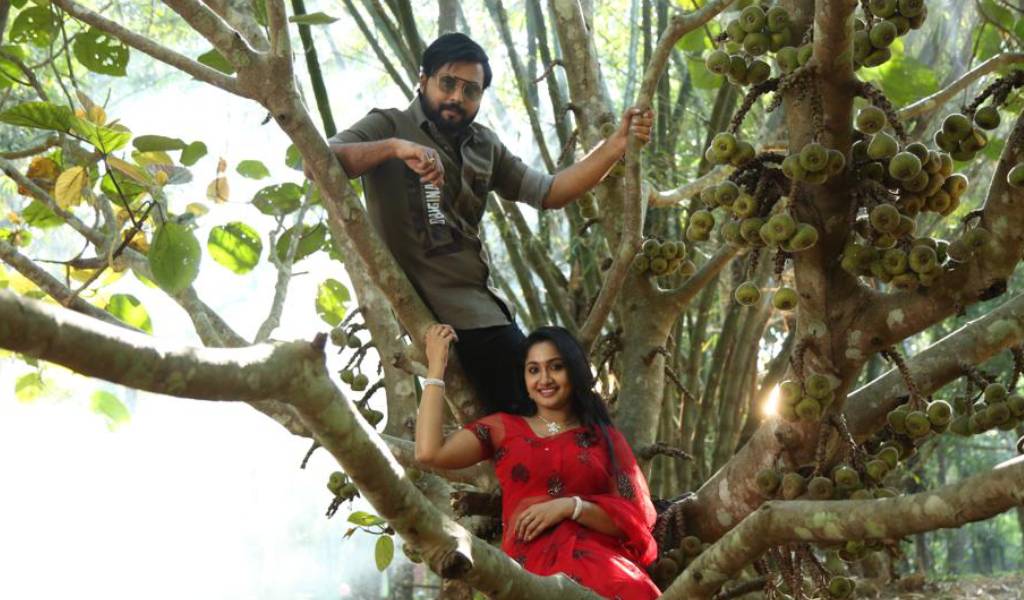 இசையமைப்பாளராக அடியெடுத்து வைக்கும் பாடலாசிரியர்!