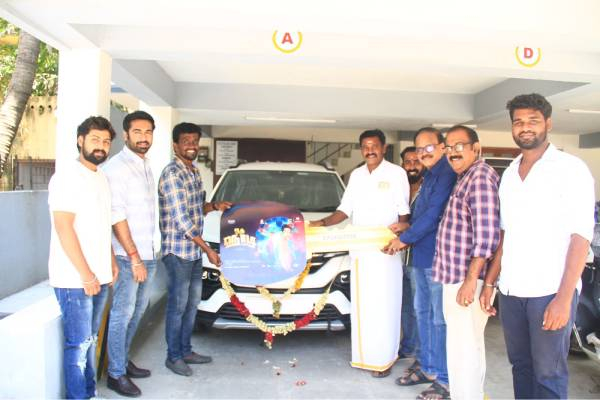 ஒரு நொடி இயக்குனருக்கு கார் பரிசளித்த தயாரிப்பாளர்கள்