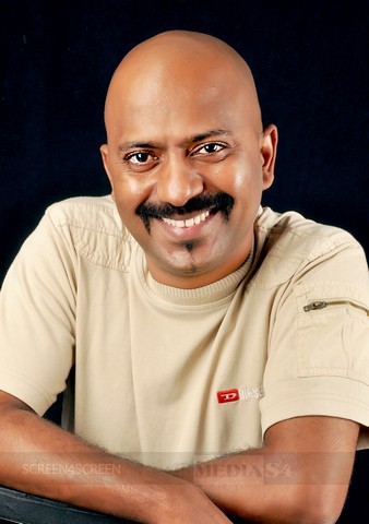 ரசிகர்களின் ரசனைக்கேற்ப இசையமைக்க வேண்டும் – வர்ஷன்
