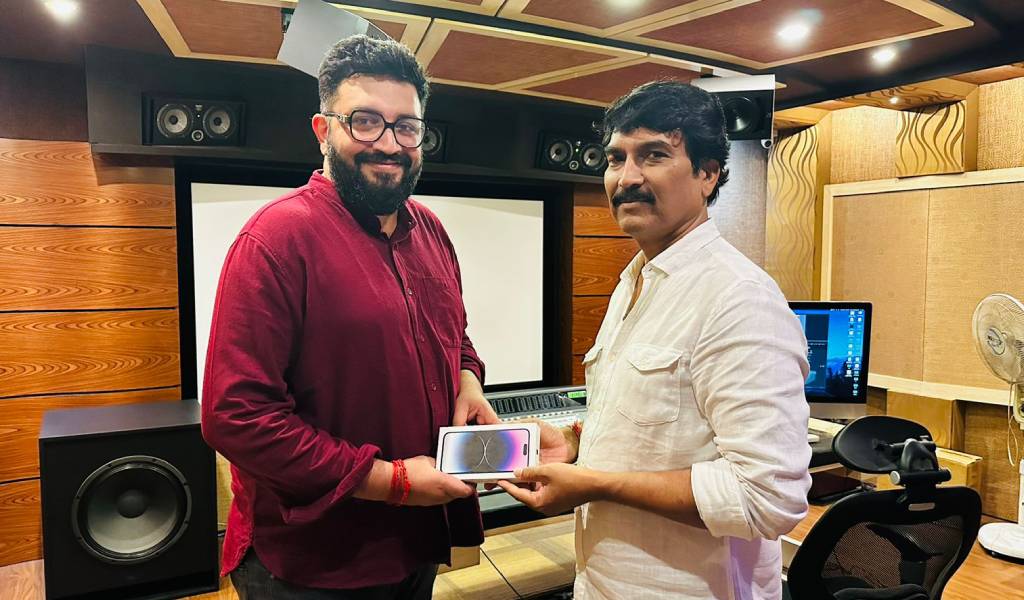 இசையமைப்பாளர் சித்தார்த்திற்கு IPhone வழங்கிய இயக்குனர்!!
