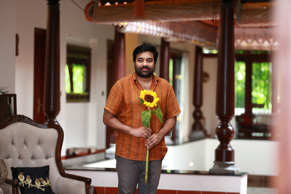 பறந்து போ – மகிழ்ச்சியைப் பகிரும் சிவா, கிரேஸ் ஆண்டனி