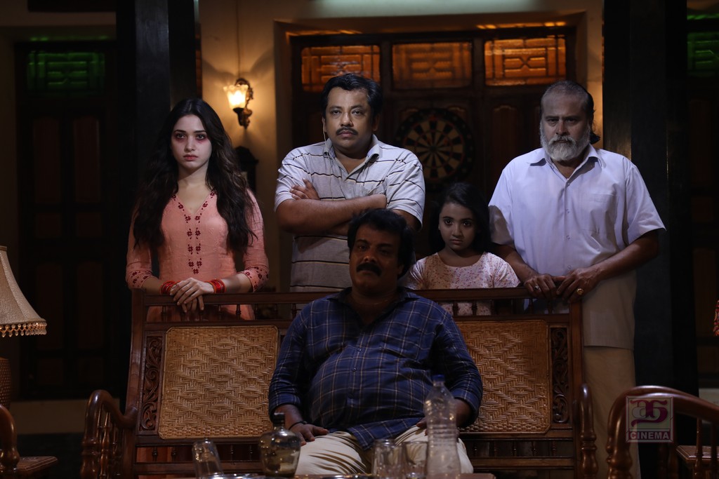பெட்ரோமாக்ஸ் – விமர்சனம்