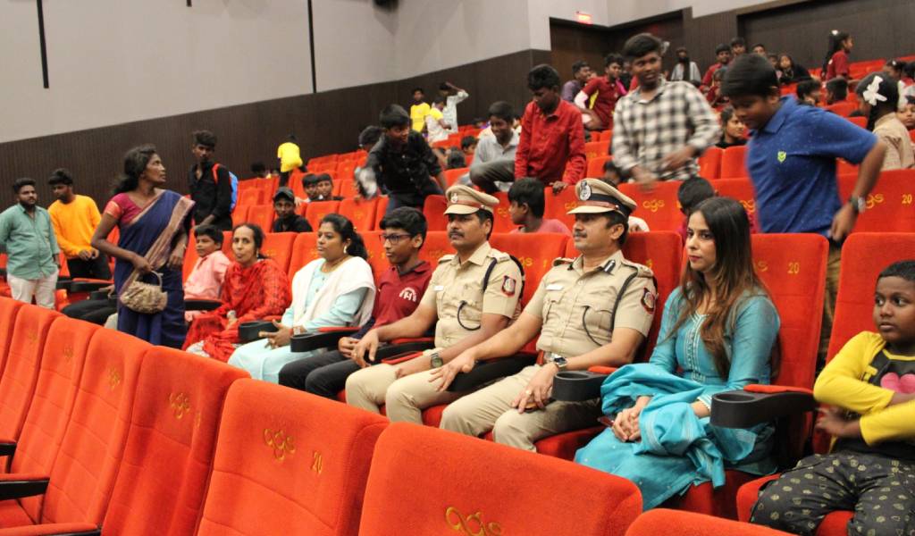 காவல் சிறுவர் மற்றும் சிறுமியர்களுக்காக நடத்தப்பட்ட “”பொன்னியின்  செல்வன் 2” சிறப்புக் காட்சி!