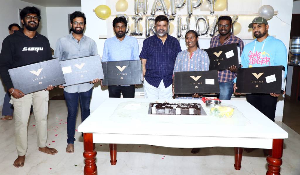 உதவி இயக்குநர்களுக்கு லேப்டாப் பரிசளித்த இயக்குநர் பி. வாசு!