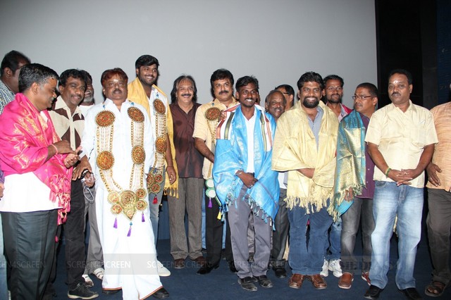 மகனுக்காக பத்திரிகையாளர்களுடன் படம் பார்த்த விஜயகாந்த்
