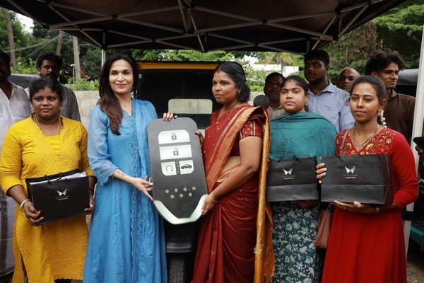 நாகர்கோவிலில் சமூக நலத்திட்ட உதவிகளை வழங்கிய சௌந்தர்யா ரஜினிகாந்த்