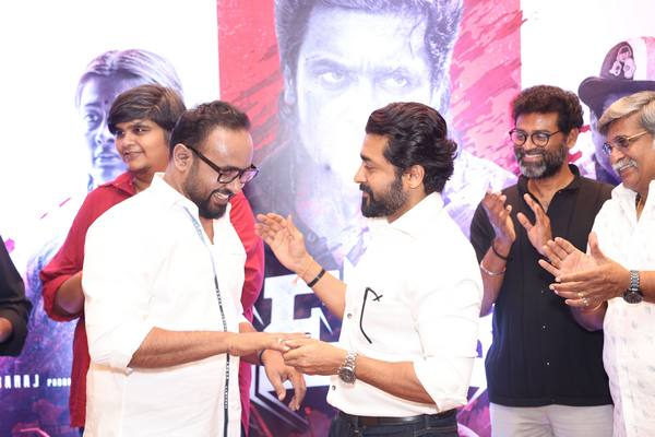 சூர்யாவுக்கு வைர மோதிரம் பரிசளித்த வினியோகஸ்தர் சக்திவேல்