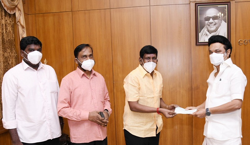 முதல்வரை சந்தித்து 5 லட்சம் நிதி வழங்கிய வடிவேலு