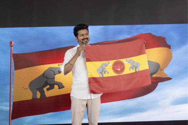 தமிழக வெற்றிக் கழக கொடியை அறிமுகம் செய்தார் விஜய்