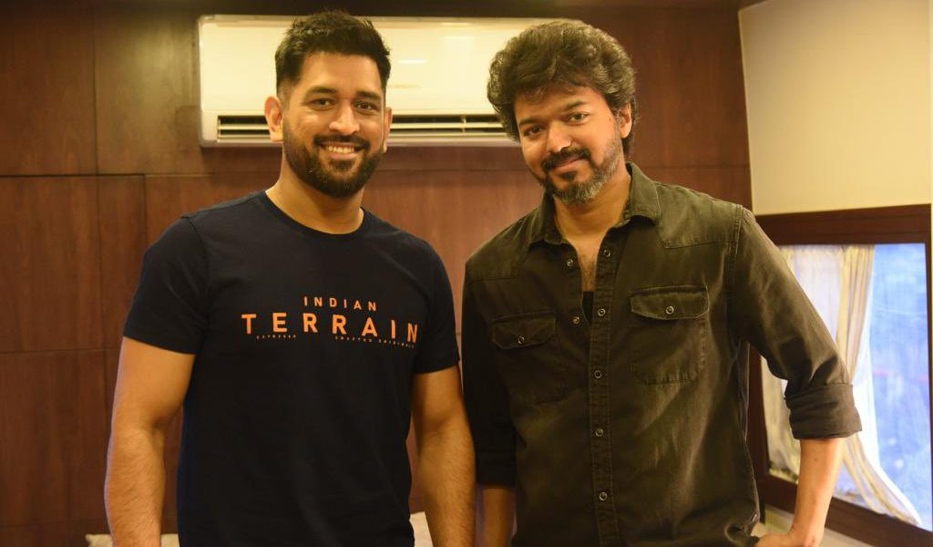 விஜய், தோனி சந்திப்பு, டிவிட்டரில் நடந்த ரசிகர்கள் சண்டை