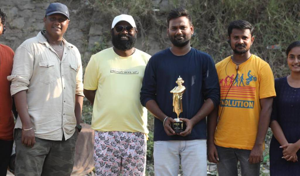 “லேபிள்” குழுவோடு மகிழ்ச்சியை பகிர்ந்து கொண்ட தமிழரசன் பச்சமுத்து!