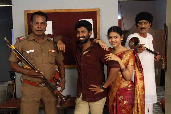 ‘விந்தை’ – காவல் நிலையத்தில் காதல் ஜோடி