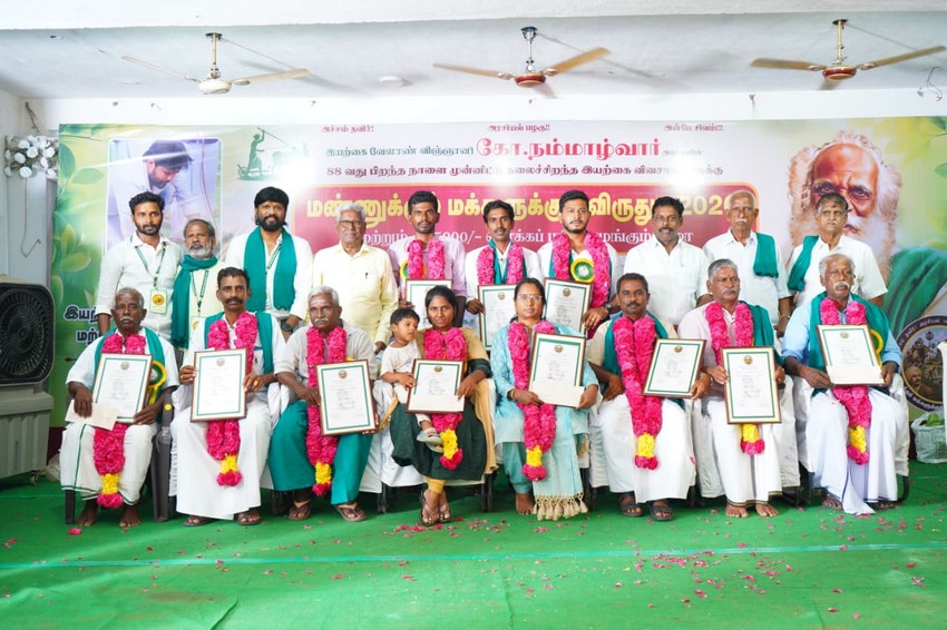 இயற்கை விவசாயிகளுக்கு விருது வழங்கிய நடிகர் சௌந்தரராஜா