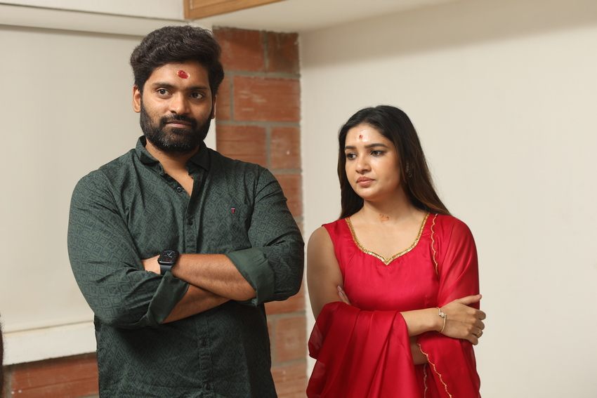 கருணாஸ். வெற்றி இணைந்து நடிக்கும் ‘ரேவன்’ ;